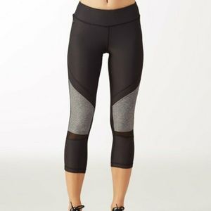 Ki Pro Black & Gray Mesh-Panel Capri Leggi…